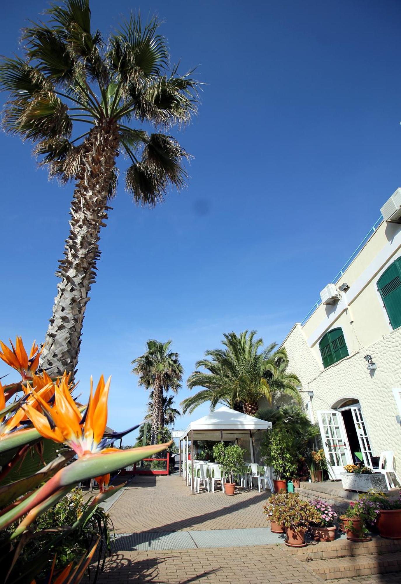 Albergo Ristorante Lucciola Santo Stefano al Mare Exterior foto