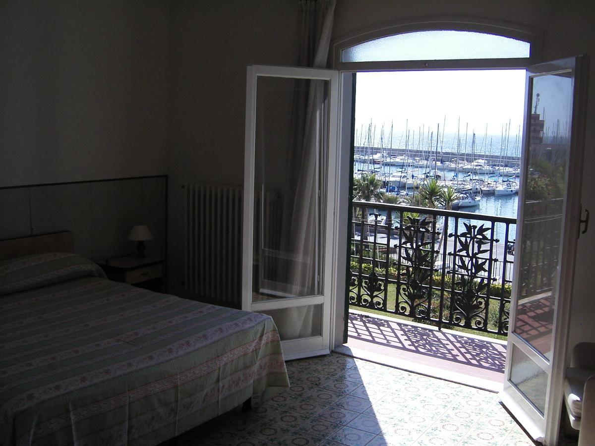 Albergo Ristorante Lucciola Santo Stefano al Mare Exterior foto